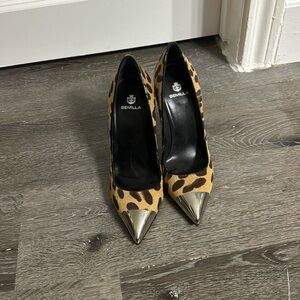 SEMILLA Leopard print pump with silver cap toe. Never worn size 7.